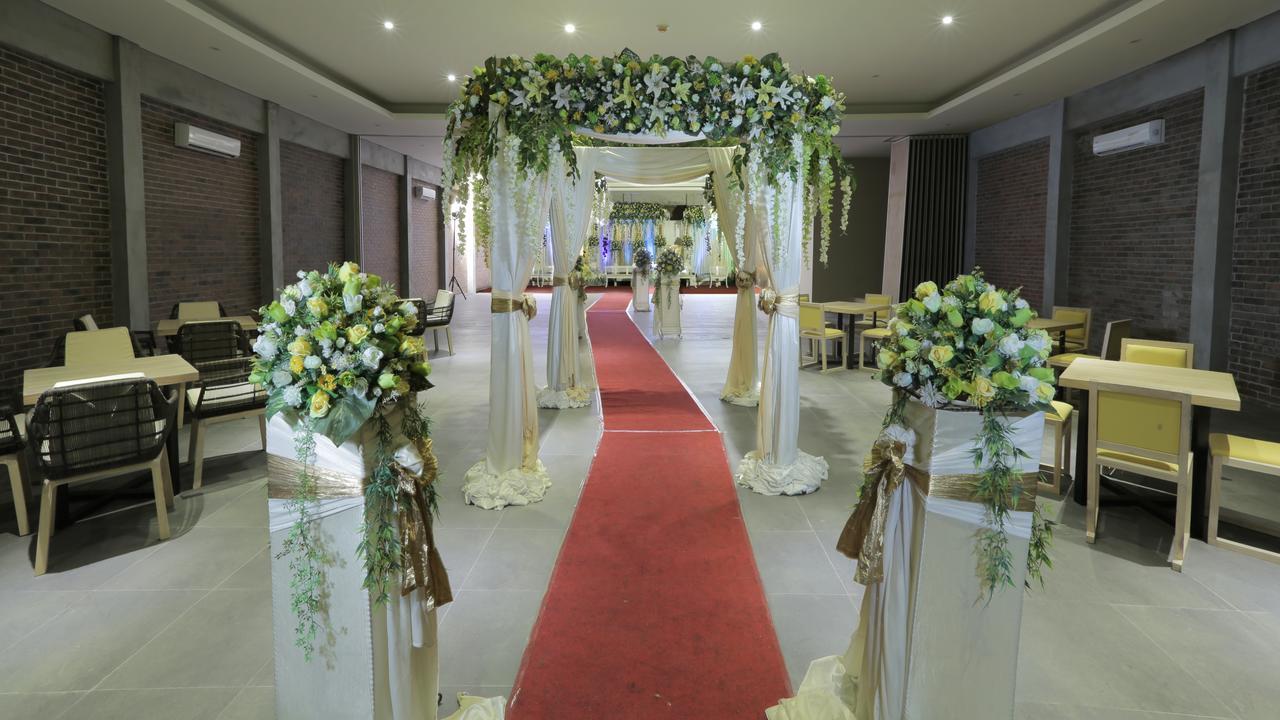 קוטה לומבוק Bedrock Hotel Kuta מראה חיצוני תמונה