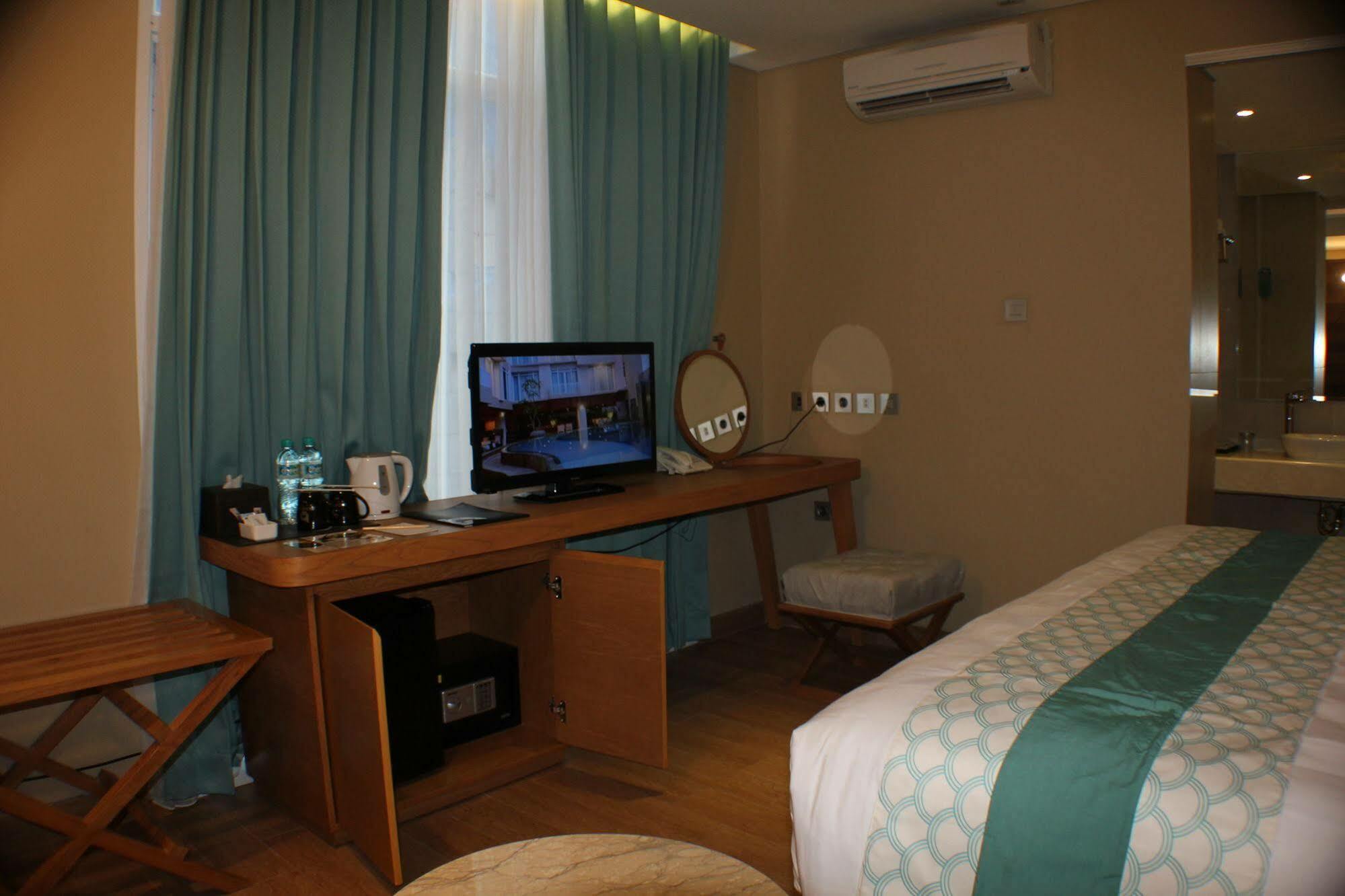 קוטה לומבוק Bedrock Hotel Kuta מראה חיצוני תמונה