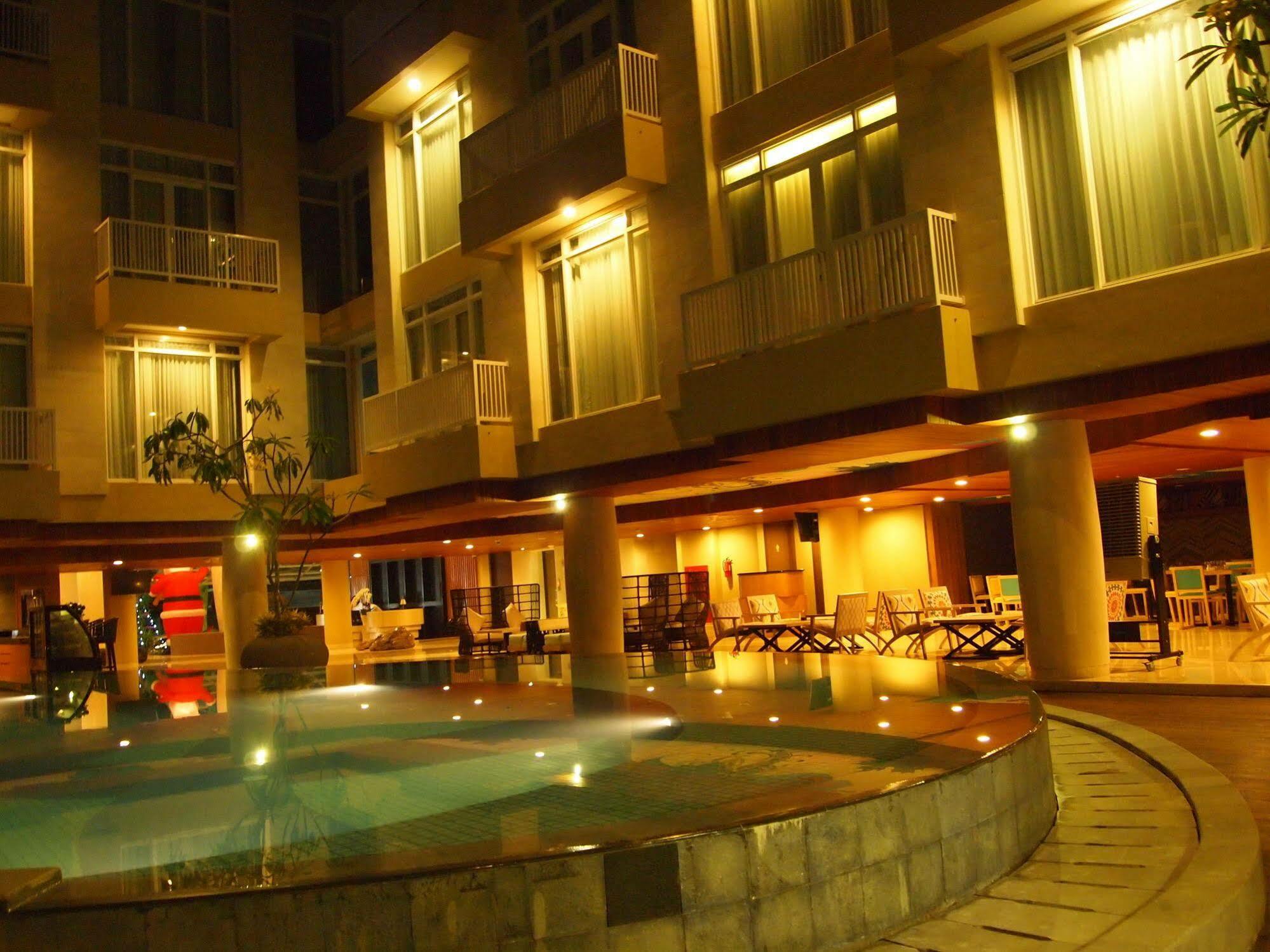 קוטה לומבוק Bedrock Hotel Kuta מראה חיצוני תמונה