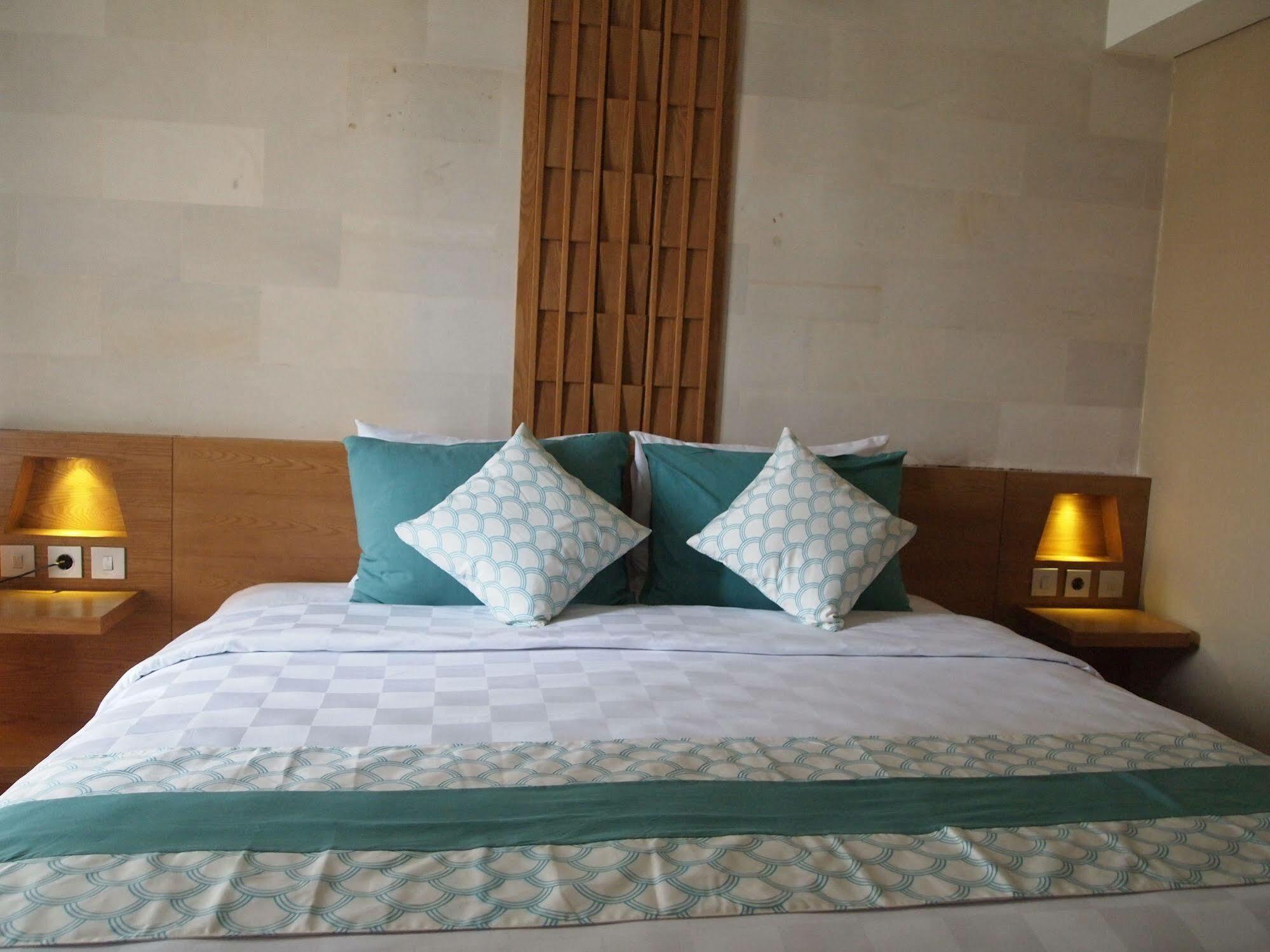 קוטה לומבוק Bedrock Hotel Kuta מראה חיצוני תמונה