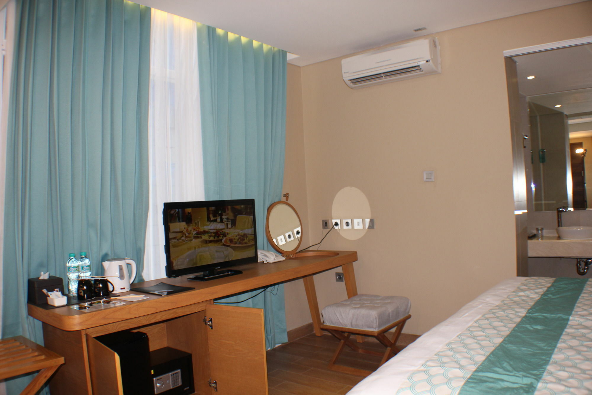 קוטה לומבוק Bedrock Hotel Kuta מראה חיצוני תמונה