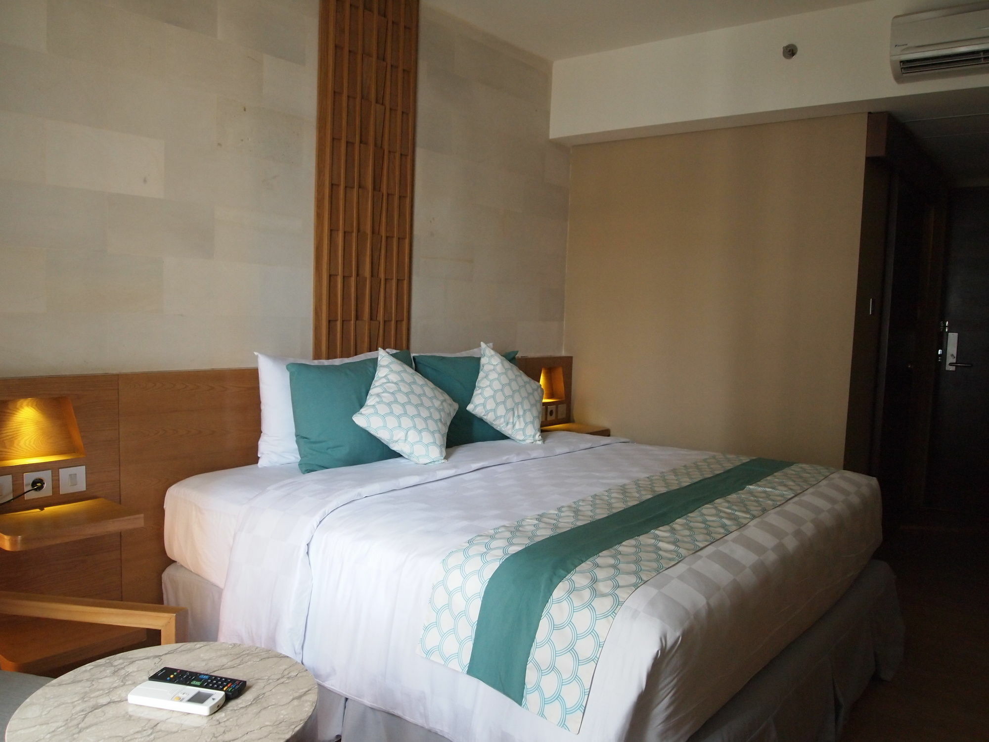 קוטה לומבוק Bedrock Hotel Kuta מראה חיצוני תמונה