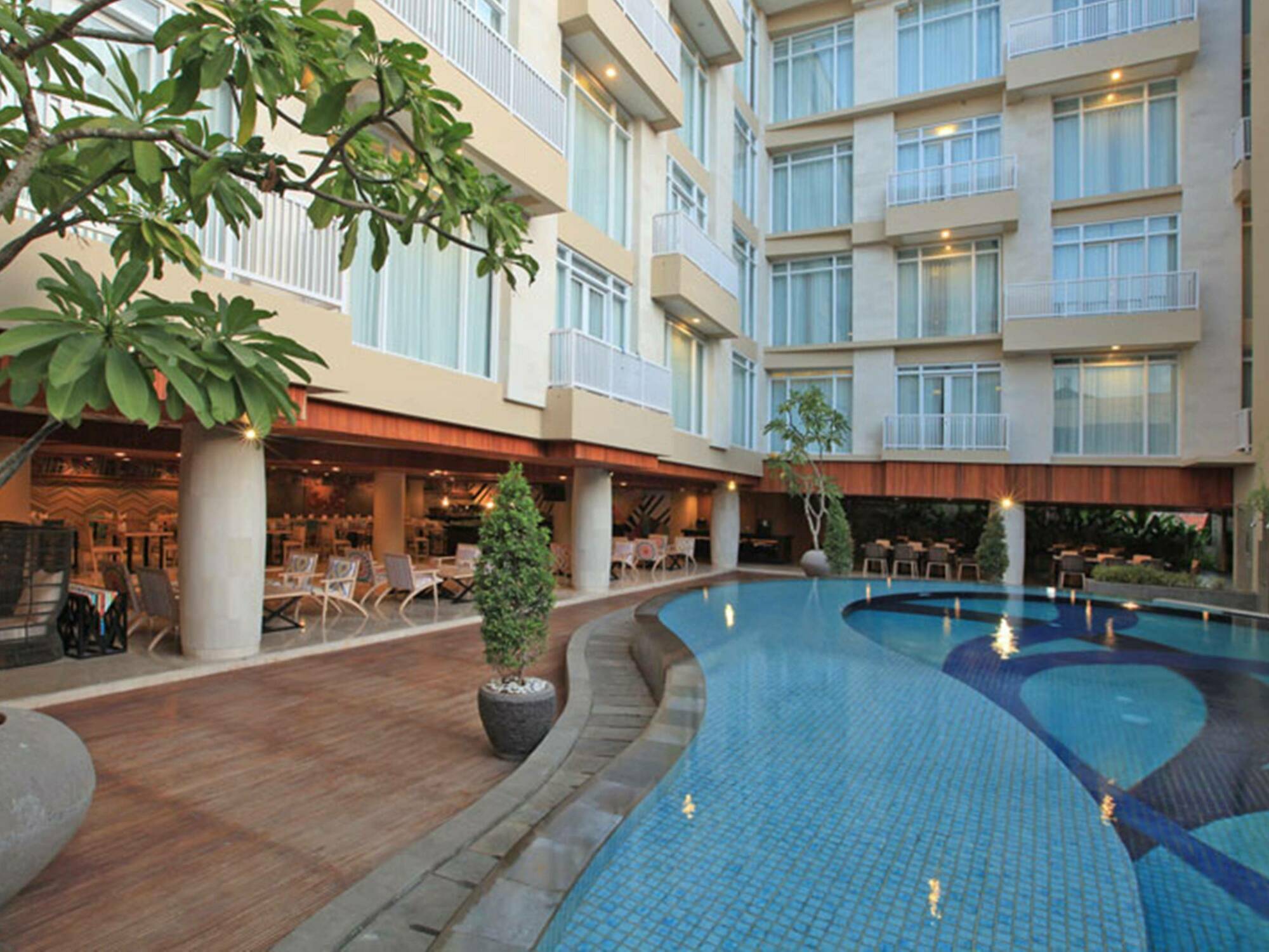 קוטה לומבוק Bedrock Hotel Kuta מראה חיצוני תמונה